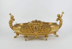 Objet : Jardinière/ milieu de table en bronze or moulu finement ciselé à anses - angelots à jambes de satyre -