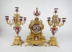Horloge : Garniture de cheminée en laiton et porcelaine 2ème moitié 20eS , horloge mvt London inscription 1910 et ses chandeliers