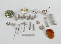 Bijoux en argent dont épingles , dés à coudres , bagues (acc) , pendentifs + broche en agate base en argent + 3 boites émaillées (acc) et 2 cachets