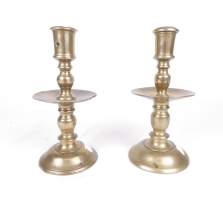 Objet : 2 bougeoirs (1 avec acc) à plateau en bronze Hollande circa 1650