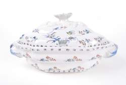 Céramique : Terrine en faïence de Bruxelles 18eS décor à la brindille et haie fleurie