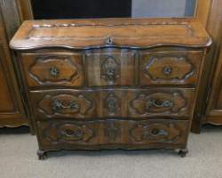 Meuble : Commode scriban arbalète Louis XV en chêne fin 18eS