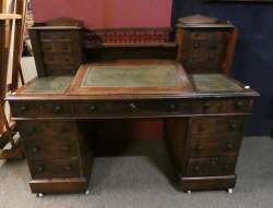 Meuble : Bureau Anglais en acajou (acc sur le cuir) ouvrant par 9T en partie inférieur et 8T en partie supérieur et 1 abattant