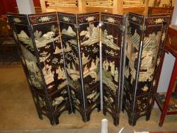 Asiatique : Important paravent CHINE (acc , écl , mq) en bois laqué noir décor de scènes de genre