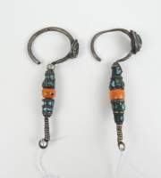 Asiatique : EU ONLY Boucles d'oreilles du Népal probable monture en argent avec turquoises et corail