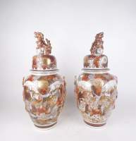 Asiatique : Paire de potiches couvertes (1 couvercle avec ancienne rest.) en faïence Satsuma Japon