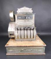 Objet : Caisse enregistreuse - National Dayton Ohio USA - en métal patiné doré (etat d'usage , sans clé) début 20e programme en français
