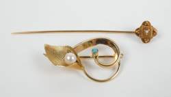 Bijou : Broche sertie d'une perle et épingle de cravate en or jaune 18K