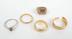 Bijou : Bagues/alliances (acc) (4) en or jaune 18K et 1 chevalière en or jaune 9K