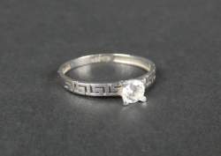 Bijou : Bague en or blanc 18K frise à la grecque et sertie d'une pierre incolore