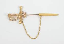 Bijou : Epingle de cravate formant une épée ponctuée de petites perles avec fourreau