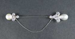 Bijou : Epingle à jabot en platine sertie de diamants taille ancienne et de 2 perles avec chaine de sécurité
