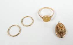 Bijou : Lot de bijoux et partie de bijou en or jaune 18K (bague , paire de boucles d'oreilles et partie de bijou)