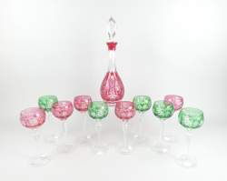 Verrerie : Carafe (griffes) et 10 verres en cristal taillé de Bohème H : 22 et 42cm (11pces)