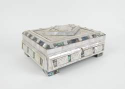 Objet : boite à bijoux nacre sculptée 11x27x22cm