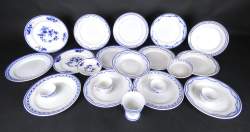 Céramique : Porcelaine de Tournai (22pcs) (usure) décor à la brindille , à la mouche. dont : assiettes , pochons...