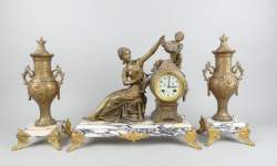 Horlogerie : Garniture de cheminée en métal - Le Raisin - d'après MOREAU , horloge J. Lecullier Beaune et ses pendants H : 39cm sur socle de marbre