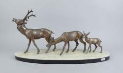 Sculpture : Groupe en métal - cerf , biche et faon - signé d'après GILQUART Richard
