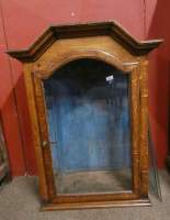 Meuble : Chapelle / vitrine de dévotion en chêne à chapeau de gendarme 1 porte vitrée probable 18eS 104x75x35cm