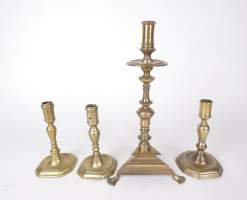 Objet : 4 bougeoirs en bronze (pt déformation) fin 17eS début 18eS H : de 16 à 32cm