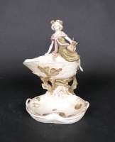 Céramique : Royal Dux en porcelaine Art Nouveau décor d'une femme assise sur un coquillage H : 25 , 5cm