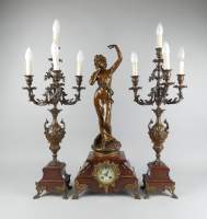 Horlogerie : Garniture de cheminée en régule (mqe) et marbre - Le baiser - d'après Scotte mouvement à sonnerie avec balancier et 2 chandeliers électrifiés (3pces)