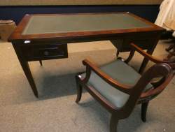 Meuble : Bureau de style en acajou 2ème moitié 20eS avec fauteuil H : 77x140x70cm