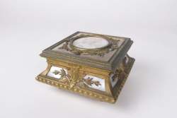 Objet : Boite à bijoux NapIII bronze et nacre miniature peinte - Dame au chapeau - signé DERVAL 7x12x12cm