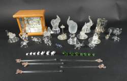 Verrerie : Objet de vitrine : collection d'environ 40 éléphants en verre