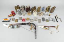 Objet : Lot de briquets , briquets de table , pipes et fume - cigarettes (en état et ds l'état)