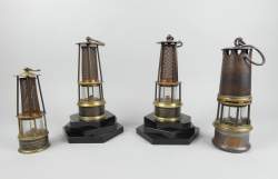 Objet : Lampes de mine/ mineur (4pcs) : 3 offerts par la fédération socialiste républicaine du borinage 50e anniversaire dont 2 sur socle et 1 BESPL