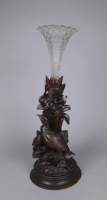 Sculpture : Perdrix en bois sculpté (acc) probable Forêt Noire surmontée d'un vase en verre moulé H : 44 , 5cm