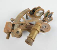 Objet : Instrument de marine en laiton - Sextant - (traces d'usures , pt oxy) dans sa boite 8x14x15cm