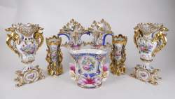 Céramique : Cornets (ecl , rest) en porcelaine de Paris (7pcs) dont 3 paires décor de fleurs et rehauts d'or H : de 19 à 34cm