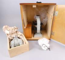 Scientifique : Microscope modèle Viking avec optique OMO made in USSR dans sa boite avec coffret d'accessoires optiques