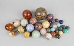 Collection : Lot de sphères en pierre dont quartz rose , cornaline , amazonite , . Diam : de 8 , 5cm à 2 , 5cm (33pcs)