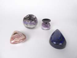 Collection : Goutte en lapis - lazuli H : 11 , 5cm forme libre en rhodocrosite H : 10cm demi - sphère avec cristaux d'améthyste Diam : env.10cm objet/ porte bougie en améthyste H :
