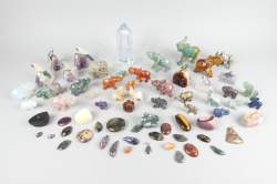 Collection : Lot de divers objets dont oiseaux , éléphants , pointe , pierres roulées , ... en pierre dont améthyste , fluorite , jaspe , .(66pcs)