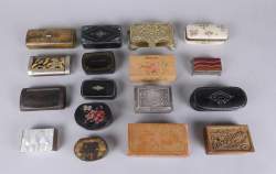 Objet : Lot de boites à timbres , blagues à tabac et boites type nécessaire à ongles certaines avec incrustations de nacre (17pcs)