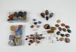 Collection : Lot de pierres roulées , pierres polies sur 1 face , cranes , coeurs , dont jaspe , amazonite , oeil de tigre , quartz , mokaite , .(4boites)