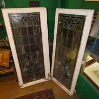 Verrerie : Paire de vitraux (acc) dans un châssis 145x63cm