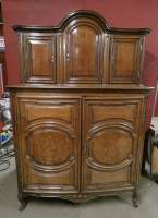 Meuble de sacristie en chêne avec dessous pantalonnière et dessus tabernacle 18e