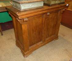 Meuble formant bar en chêne ouvrant sur l'arrière par 2 portes et 1 tiroir (mq c