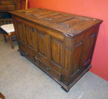 Meuble: coffre en chêne à panneaux dessus à panneaux avec 2 tiroirs 17eS H: 90x1