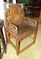 Asiatique Fauteuil chinois en bois de rose sculpté dos et accotoirs à palmettes