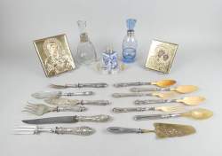 Argenterie : objets en partie en argent : couverts à servir, carafes + pots + salières, 2 icônes poinçon 925