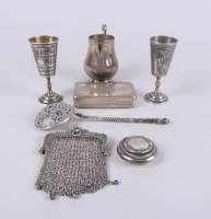 Argenterie : Objets en argent dont : 2 godets à vodka niellé poinçons russe 875 , cuillère à caviar poinçon russe 84.