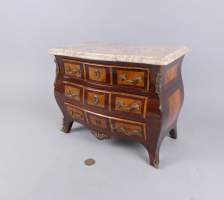 Meuble : Commode de maîtrise miniature galbée en marqueterie 3T dessus marbre style LouisXV