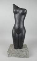 Sculpture : Pierre noire - corps de femme - sur socle en pierre