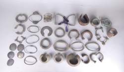 Africain : Important lot de chevillières , bracelets ethno divers certains anciens , majorité Afrique de l'Ouest